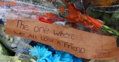 Fans leave flowers and messages at the &quot;Friends&quot; house in New York following Matthew Perry&#039;s sudden death at 54, attributed to ketamine, New York, U.S., Oct. 30, 2023. (dpa Photo)