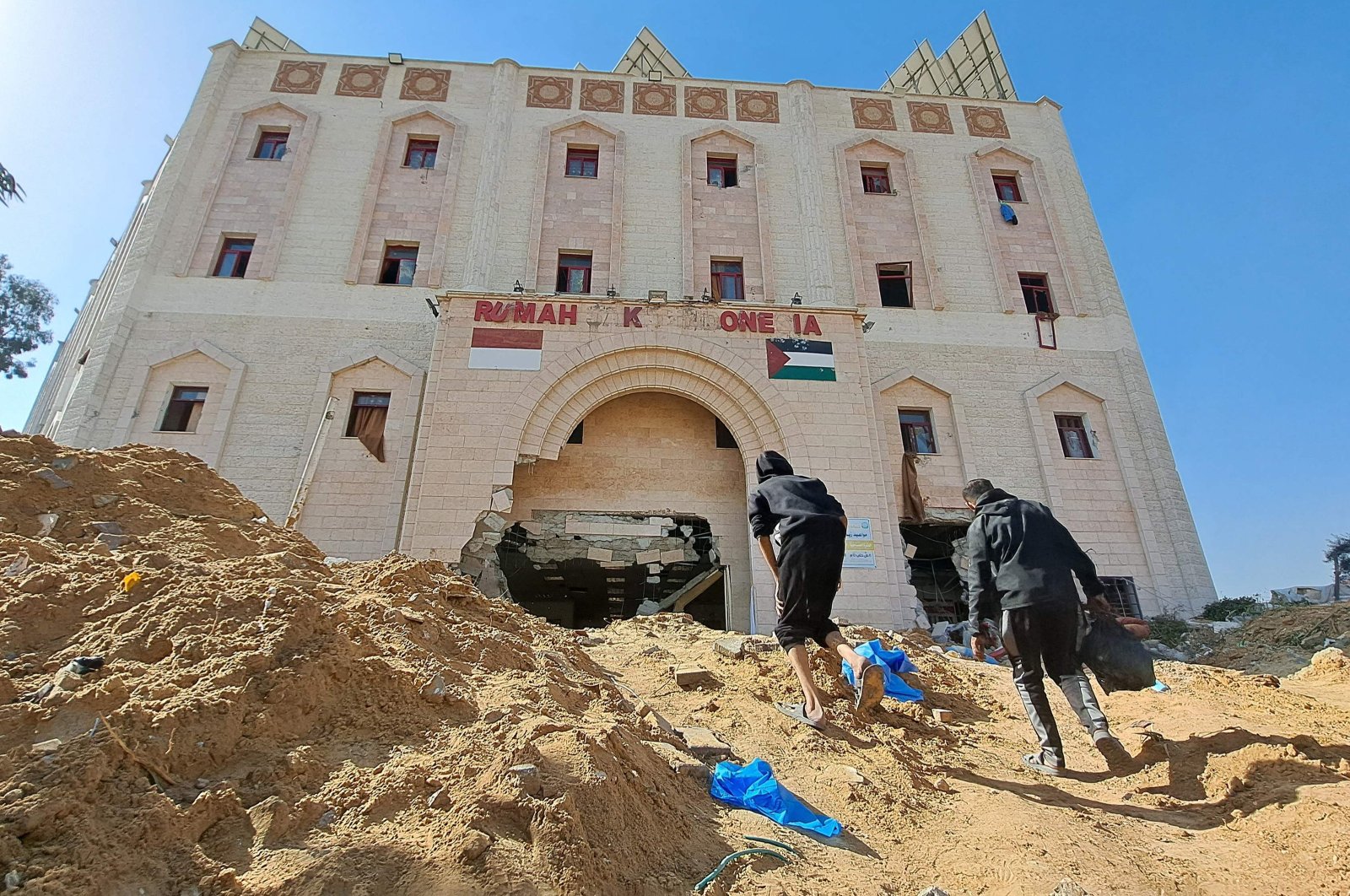 People walk toward the destroyed Indonesian Hospital at the edge of the Jabalia refugee camp, northern Gaza Strip, Palestine, Nov. 24, 2023. (AFP Photo)