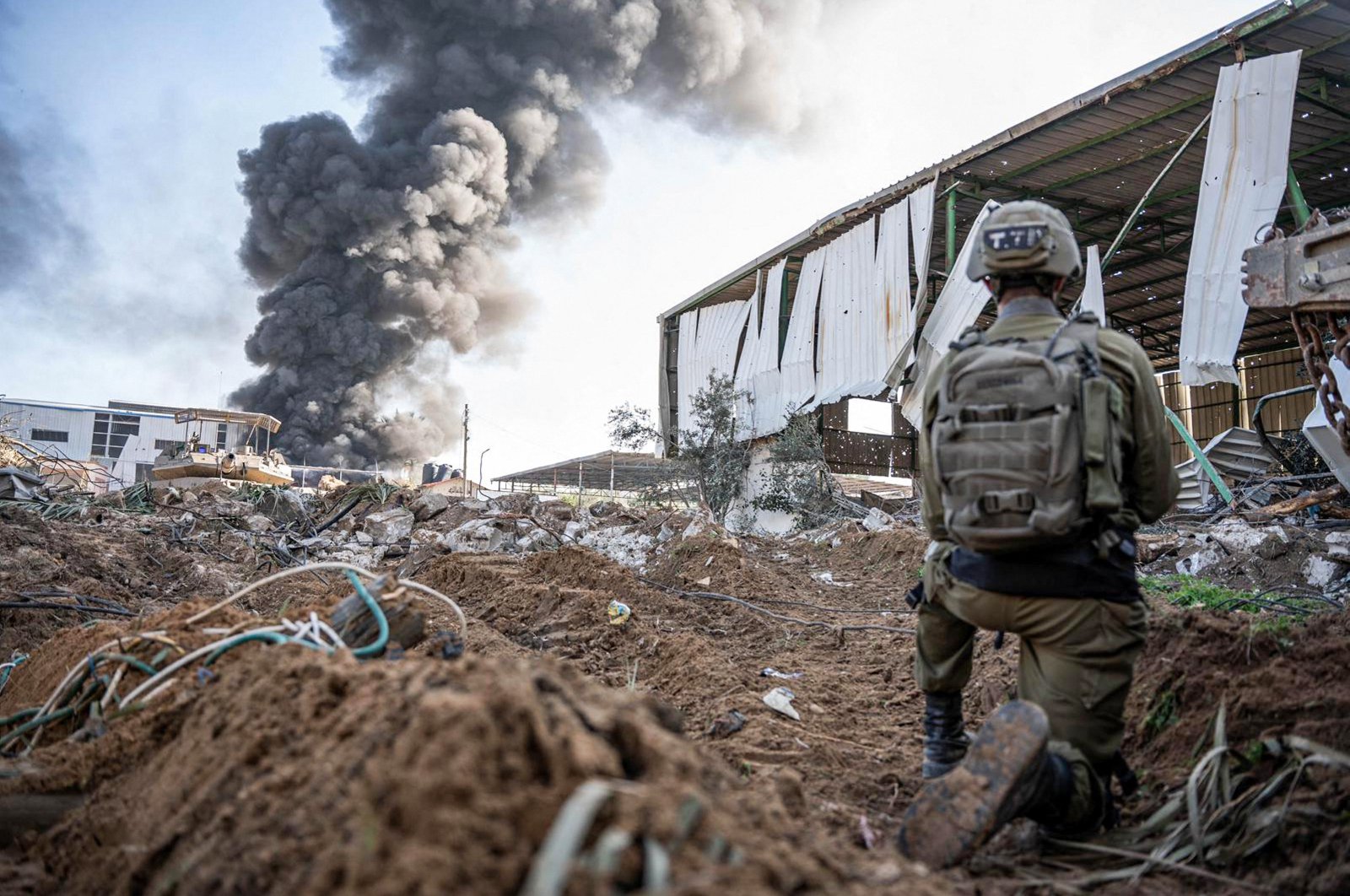 An IDF soldier operating as smoke billows in the Gaza Strip, Palestine, Dec. 19, 2023. (AFP Photo)