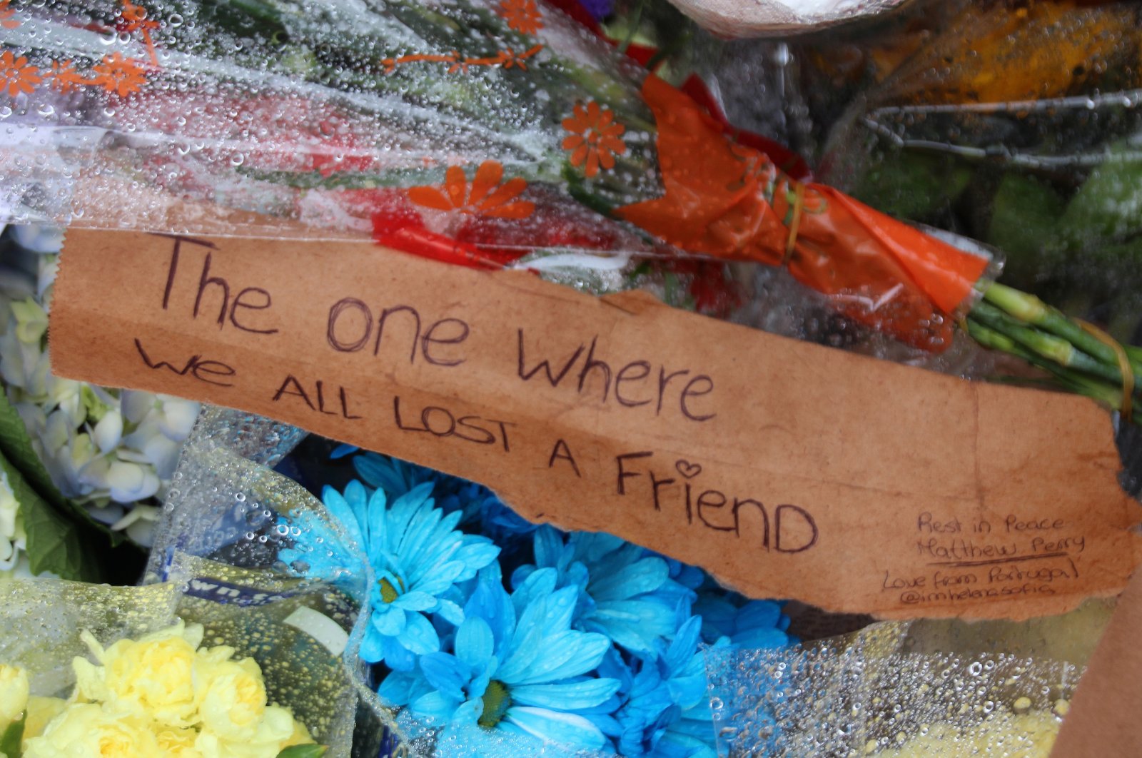 Fans leave flowers and messages at the &quot;Friends&quot; house in New York following Matthew Perry&#039;s sudden death at 54, attributed to ketamine, New York, U.S., Oct. 30, 2023. (dpa Photo)