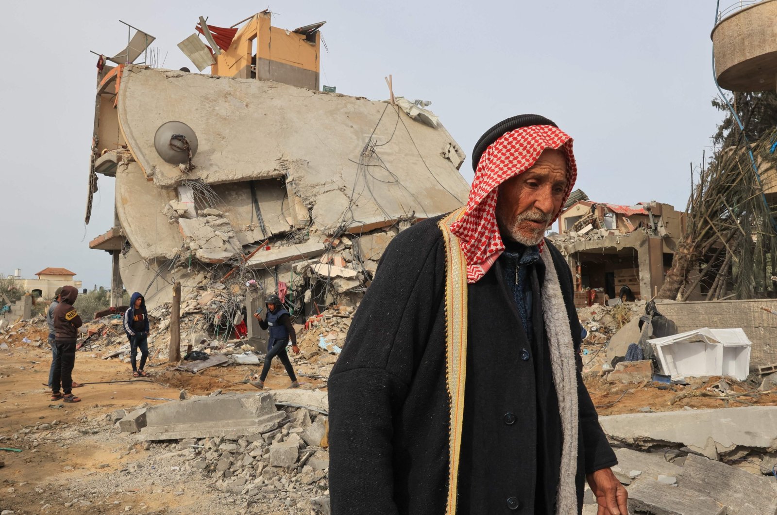 Palestinians check the rubble following Israeli bombardment in Khan Yunis, southern Gaza Strip, Palestine, Dec. 21, 2023. (AFP Photo)