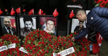 A man leaves a carnation outside Reina nightclub where a Daesh terrorist attack killed 39 people, in Istanbul, Türkiye, Dec. 31, 2017. (AP Photo)