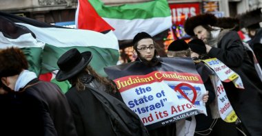 Members of Neturei Karta, an anti-Zionist Jewish group, protest against ongoing Israeli violence in Gaza, London, U.K., Dec. 9, 2023. (Getty Images)
