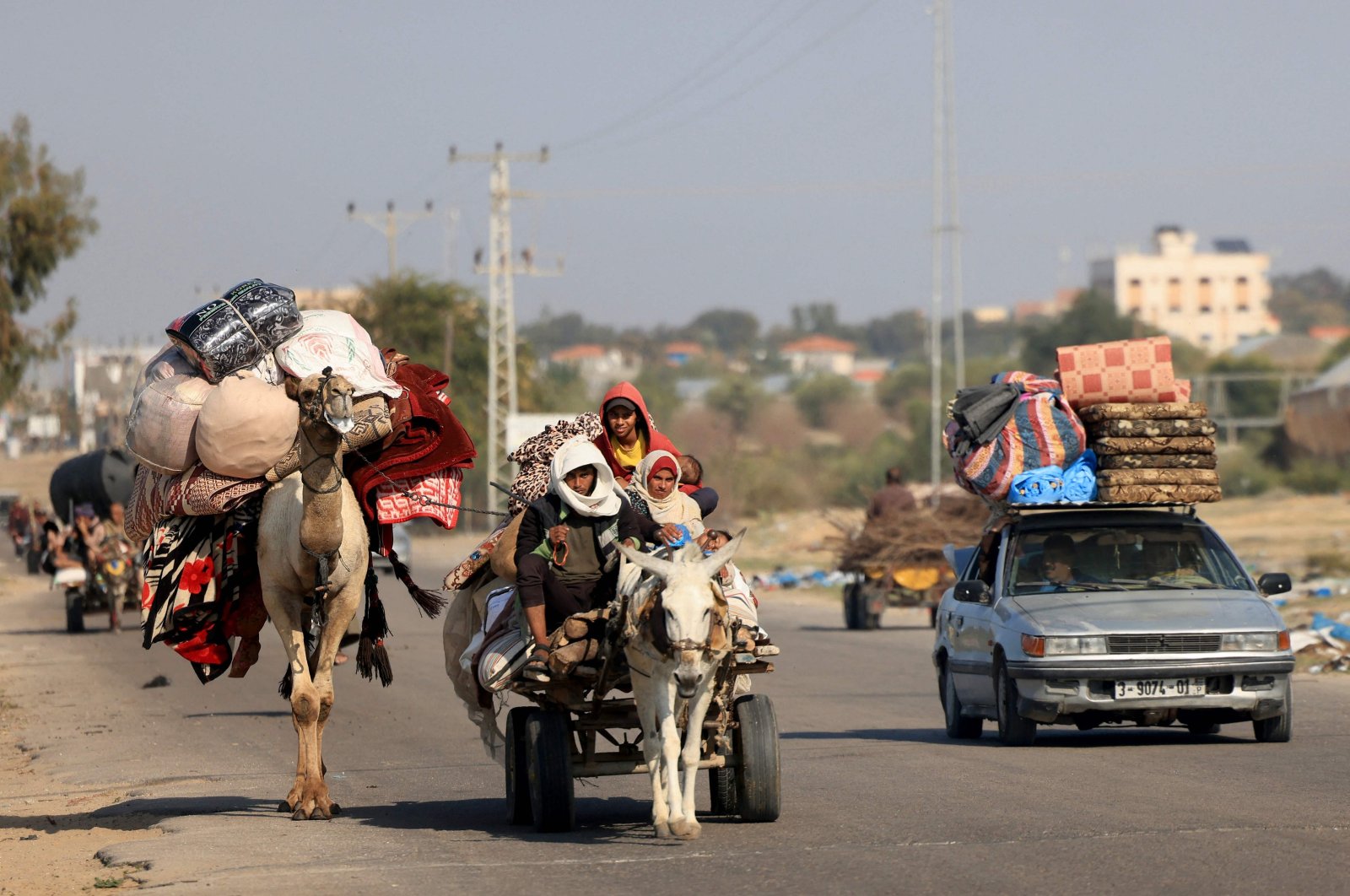 Palestinians flee from Khan Younis to Rafah in the southern Gaza Strip on Dec. 4, 2023, after the Israeli army called on people to leave certain areas in the city amid its brutal attacks. (AFP File Photo)