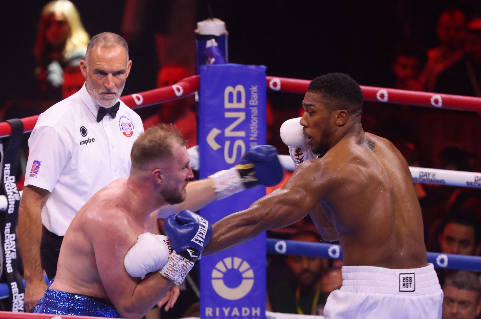 Britain&#039;s Anthony Joshua (R) competes with Sweden&#039;s Otto Wallin during their heavyweight boxing match at the Kingdom Arena, Riyadh, Saudi Arabia, Dec. 23, 2023. (AFP Photo)