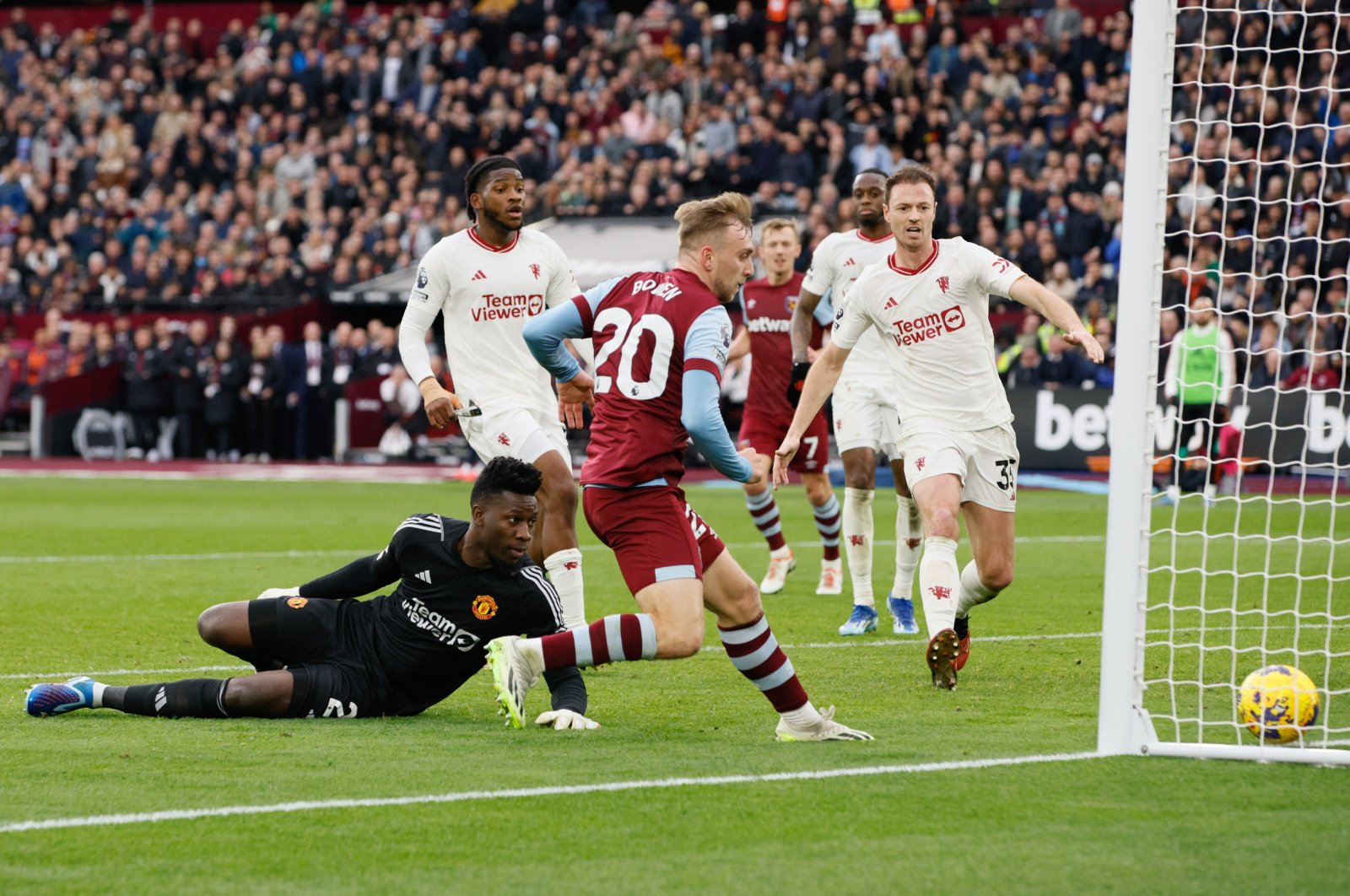 West Ham&#039;s Jarrod Bowen (C) scores during the English Premier League match  against Manchester United, London, U.K., Dec. 23, 2023.  (EPA Photo)