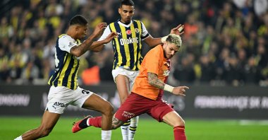 Fenerbahçe's Jayden Oosterwolde (L) marks Galatasaray's Mauro Icardi during a Süper Lig match at Ülker Stadium, Istanbul, Türkiye, Dec. 24, 2023. (AA Photo)
