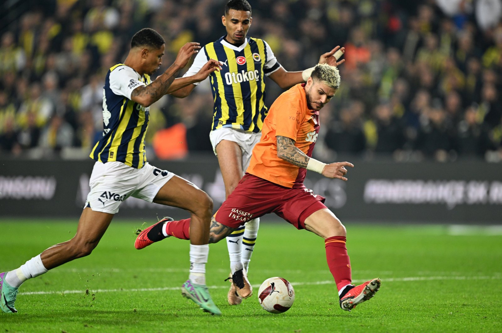 Fenerbahçe&#039;s Jayden Oosterwolde (L) marks Galatasaray&#039;s Mauro Icardi during a Süper Lig match at Ülker Stadium, Istanbul, Türkiye, Dec. 24, 2023. (AA Photo)
