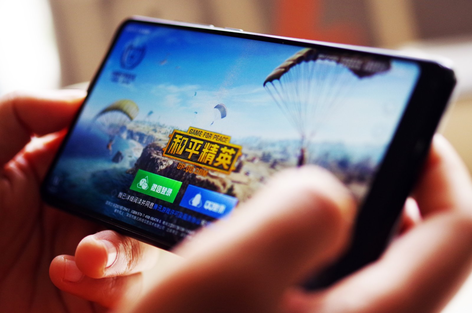 A Chinese mobile game player plays Tencent&#039;s &quot;Game for Peace&quot; on his smartphone in Jinan city, Shandong province, China, May 8, 2019. (Reuters Photo)
