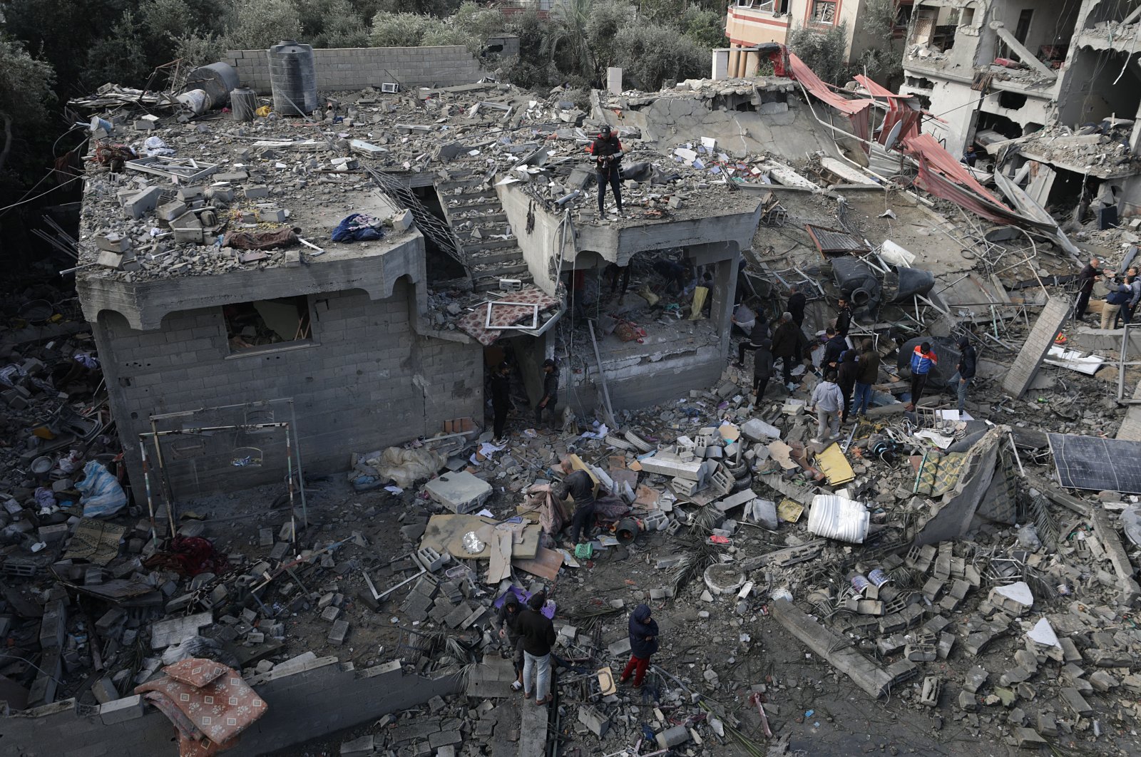 Palestinians search for bodies and survivors in the rubble of the destroyed house of the Manasra family following an Israeli air strike in the southern Gaza Strip, Dec. 25, 2023. (EPA Photo)