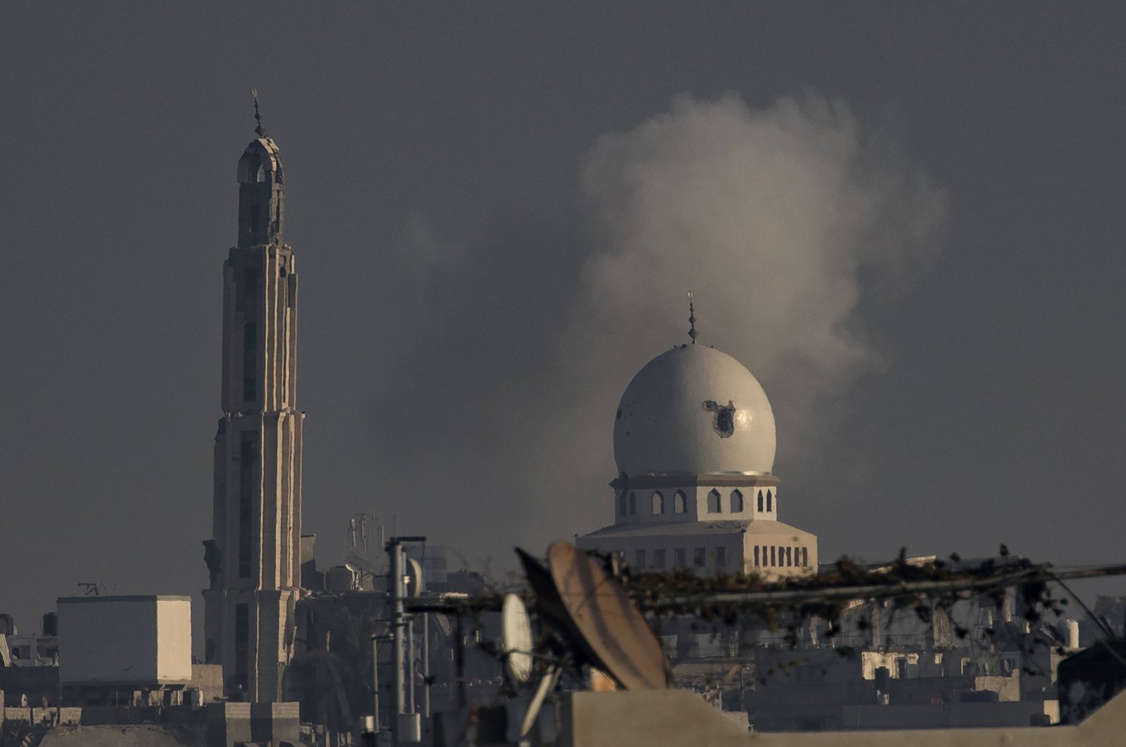 Smoke rises following Israeli air strikes in Khan Younis, southern Gaza Strip, Dec. 25, 2023. (EPA Photo)