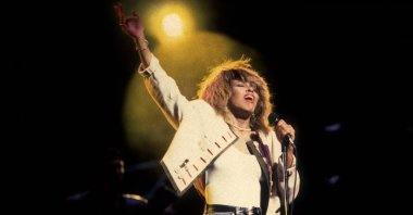 American R&amp;B and Pop singer Tina Turner performs onstage at the United Center, Chicago, Illinois, U.S., Oct. 1, 2000. (Getty Images Photo)