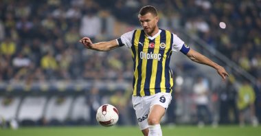 Fenerbahçe's Eden Dzeko controls the ball during the Turkish Süper Lig match against Hatayspor, Istanbul, Türkiye, Oct. 22, 2023. (Getty Images Photo)