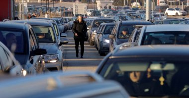 Kosovo ethnic Serbs queue at the Kosovo-Serbia border crossing in Merdare, Kosovo Dec.17, 2023. (Reuters File Photo)