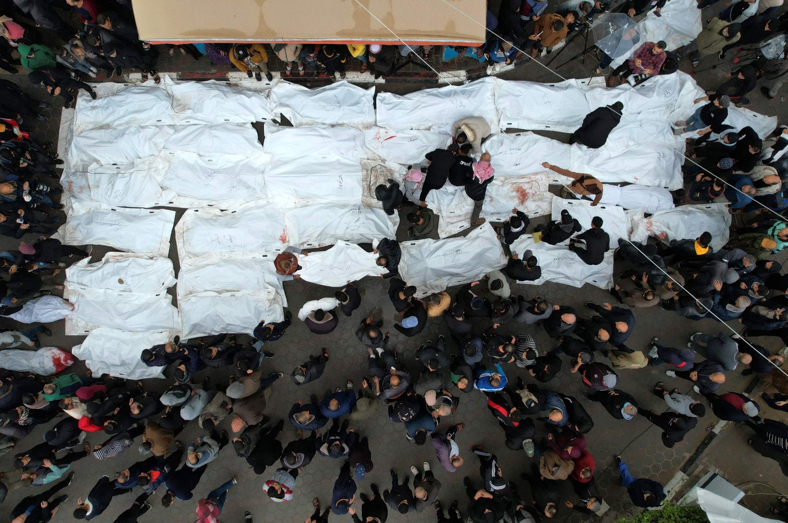 An aerial view shows Palestinians mourning their relatives at the Al-Aqsa hospital in Deir al-Balah, in the southern Gaza Strip, Palestine, Dec. 25, 2023. (AFP Photo)