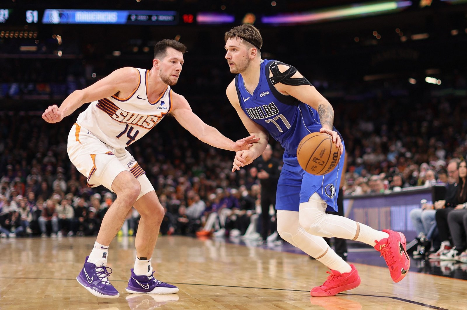 Dallas Mavericks&#039; Luka Doncic (R) handles the ball under pressure from Phoenix Suns&#039; Drew Eubanks during the first half of the NBA game at Footprint Center, Phoenix, U.S., Dec. 25, 2023. (AFP Photo)