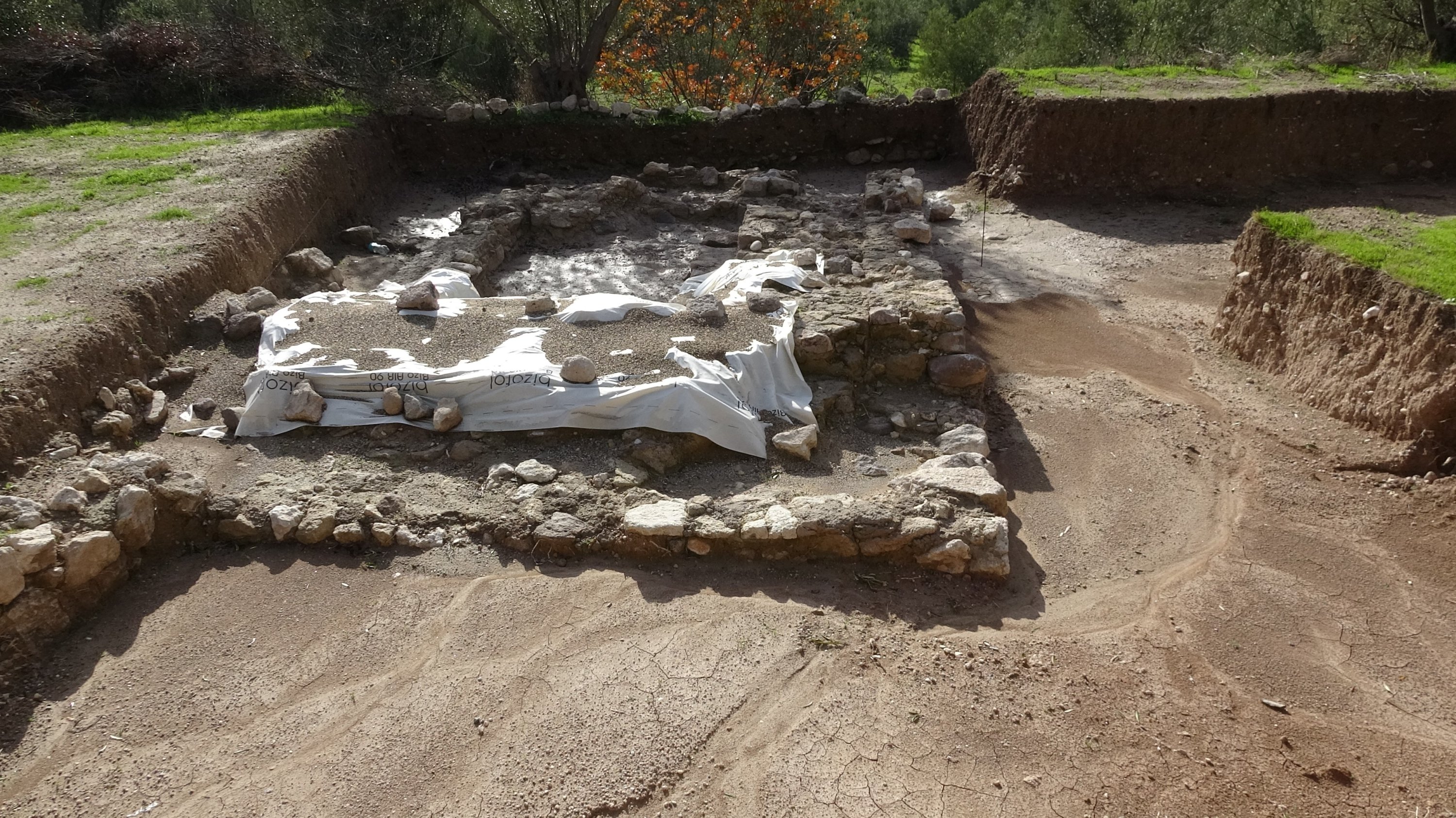 В ходе раскопок 2023 года в храме Аполлона Сминтея в деревне Гюльпинар в некрополе была обнаружена гробница-памятник римской эпохи возрастом 2000 лет. Первоначальная оценка потревоженных скелетов предполагает, что здесь было похоронено более 10 человек, включая детей и взрослых, Чанаккале, Турция, 27 декабря 2023 года. (Фото IHA)