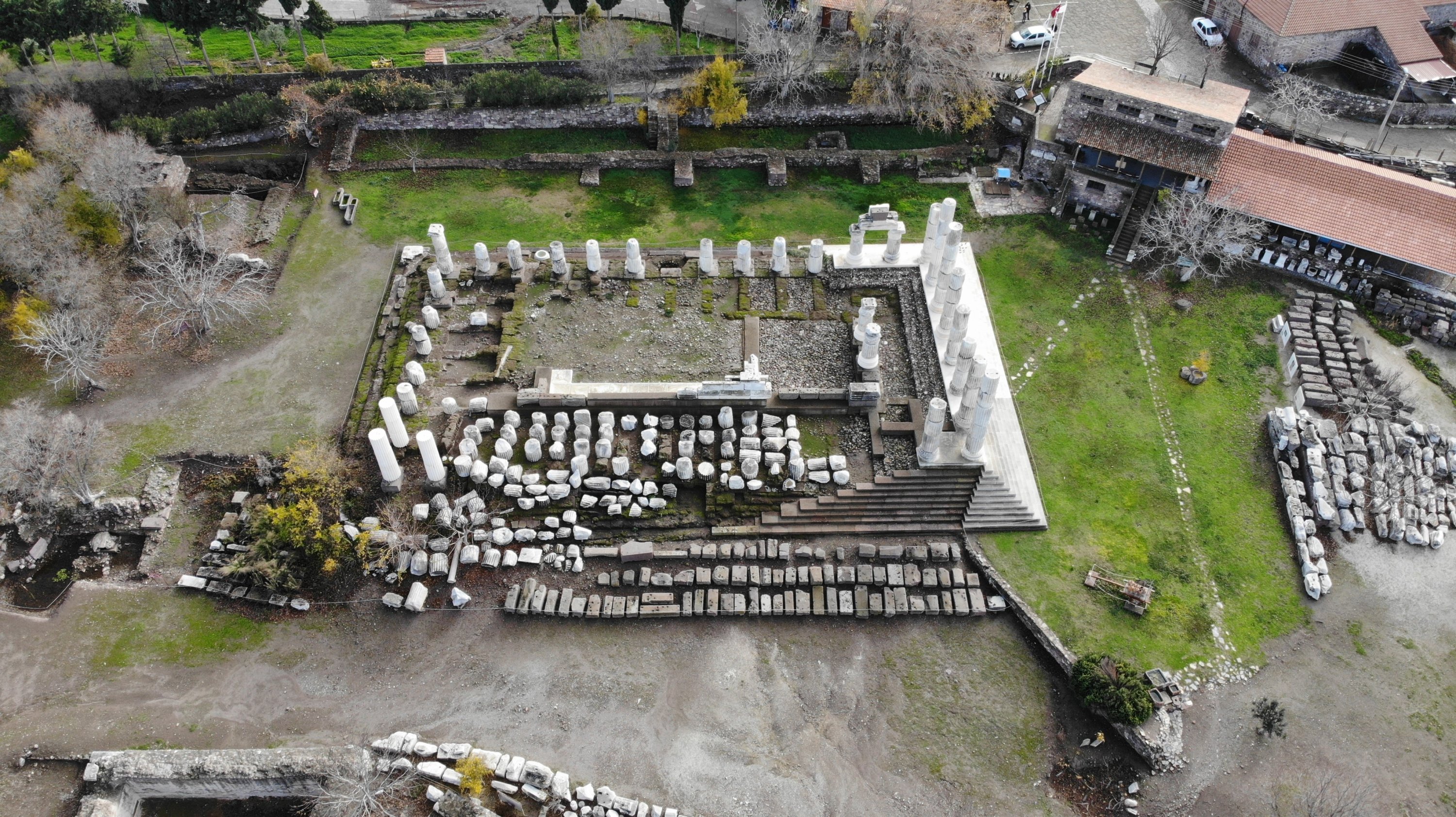 В ходе раскопок 2023 года в храме Аполлона Сминтея в деревне Гюльпинар в некрополе была обнаружена гробница-памятник римской эпохи возрастом 2000 лет. Первоначальная оценка потревоженных скелетов предполагает, что здесь было похоронено более 10 человек, включая детей и взрослых, Чанаккале, Турция, 27 декабря 2023 года. (Фото IHA)