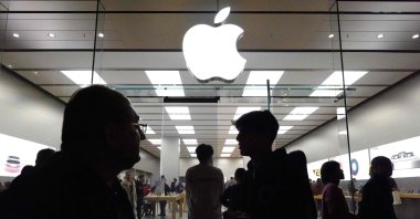 People walk past the Apple store in the Glendale Galleria shopping mall on the day after Christmas, Glendale, California, U.S., Dec. 26, 2023. (AFP Photo)
