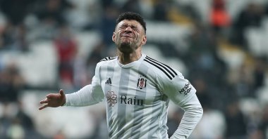 Beşiktaş&#039;s Alex Oxlade-Chamberlain shows dejection during the UEFA Europa Conference League match against Club Brugge, Istanbul, Türkiye, Nov. 30, 2023. (Getty Images Photo)