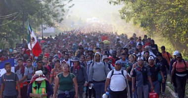 Migrants walk in a caravan heading to the northern border with the U.S., in the municipality of Huixtla in Chiapas, Mexico, Dec. 26, 2023. (EPA Photo)
