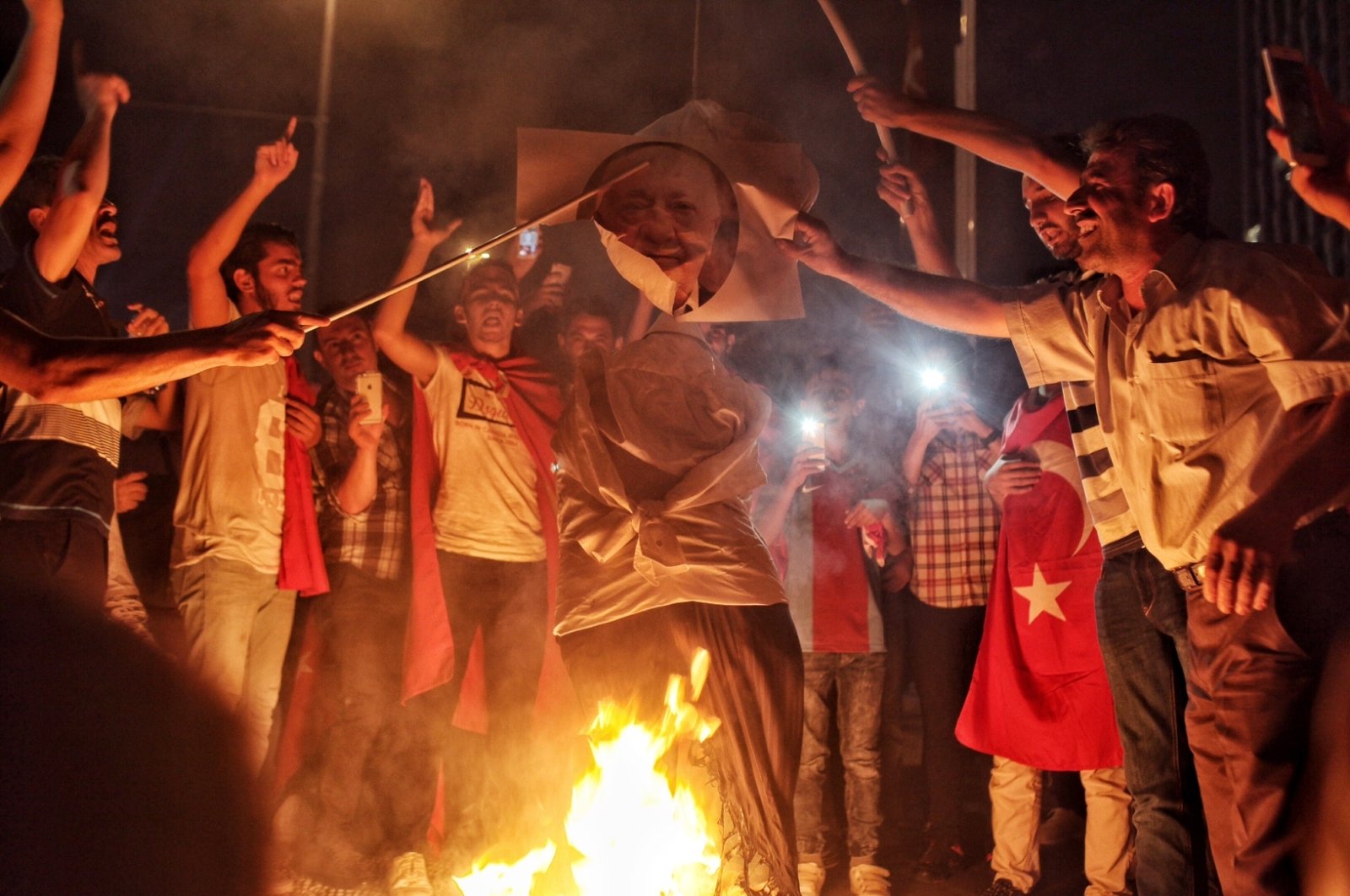 People burn an effigy of Fetullah Gülen, leader of the Gülenist Terror Group (FETÖ), during a protest in Istanbul, Türkiye, July 18, 2016. (Getty Images)