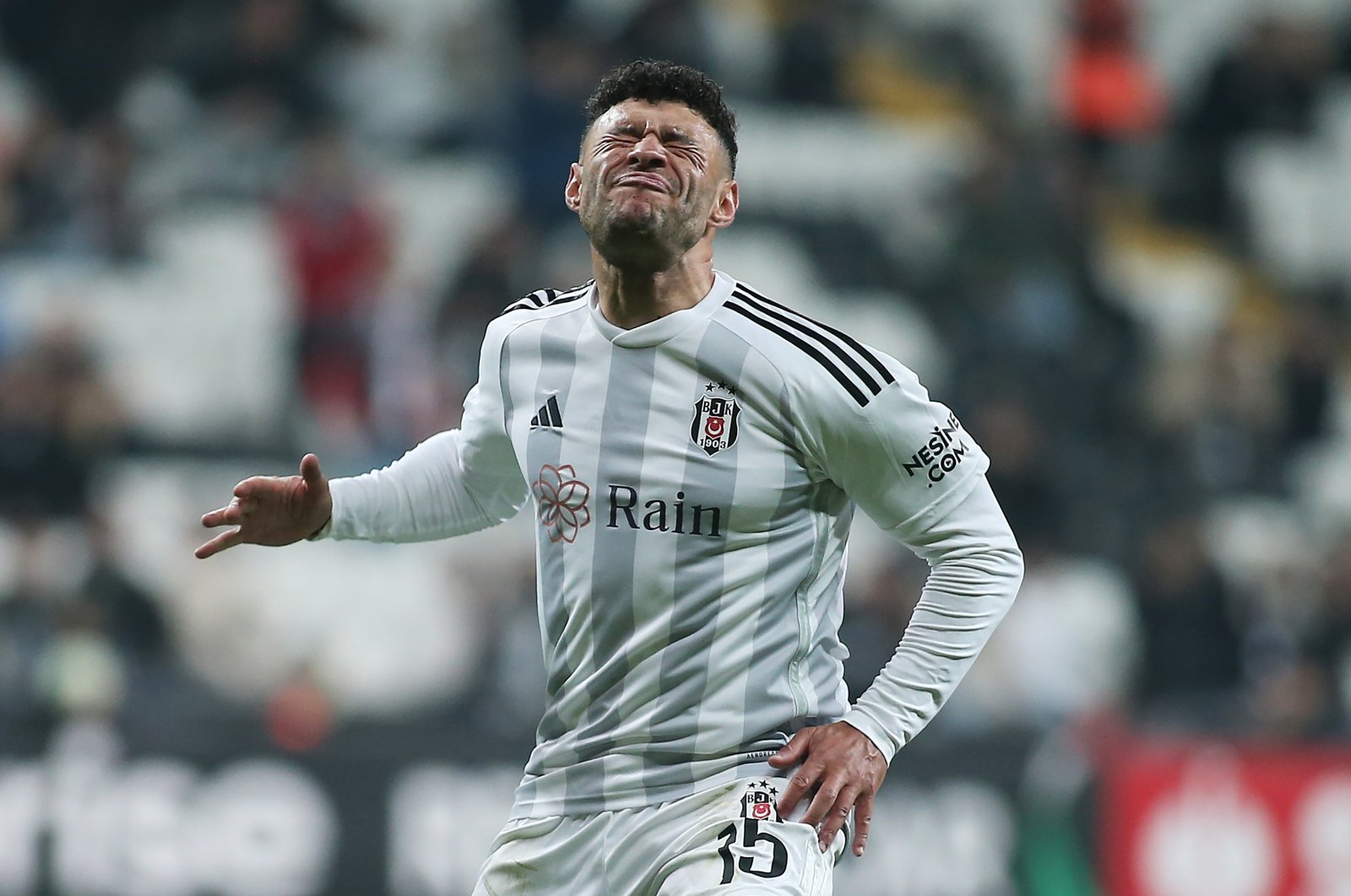Beşiktaş&#039;s Alex Oxlade-Chamberlain shows dejection during the UEFA Europa Conference League match against Club Brugge, Istanbul, Türkiye, Nov. 30, 2023. (Getty Images Photo)