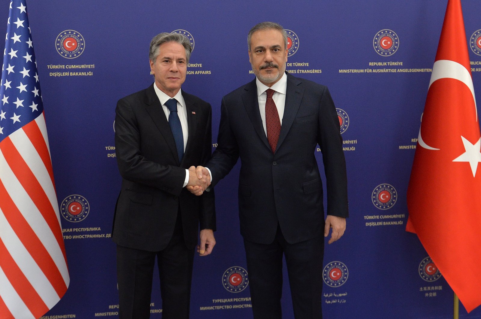 Foreign Minister Hakan Fidan (R) shakes hands with U.S. Secretary of State Antony Blinken (L) during their meeting in Ankara, Turkey, Nov. 6, 2023. (EPA File Photo)