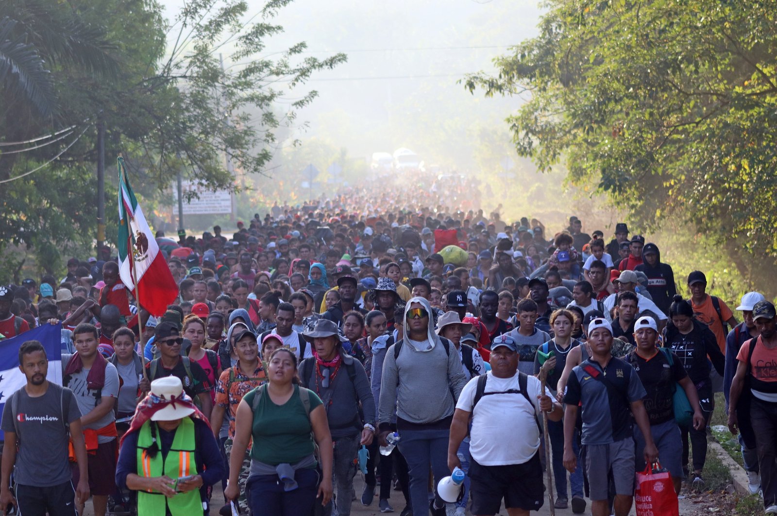 Migrants walk in a caravan heading to the northern border with the U.S., in the municipality of Huixtla in Chiapas, Mexico, Dec. 26, 2023. (EPA Photo)