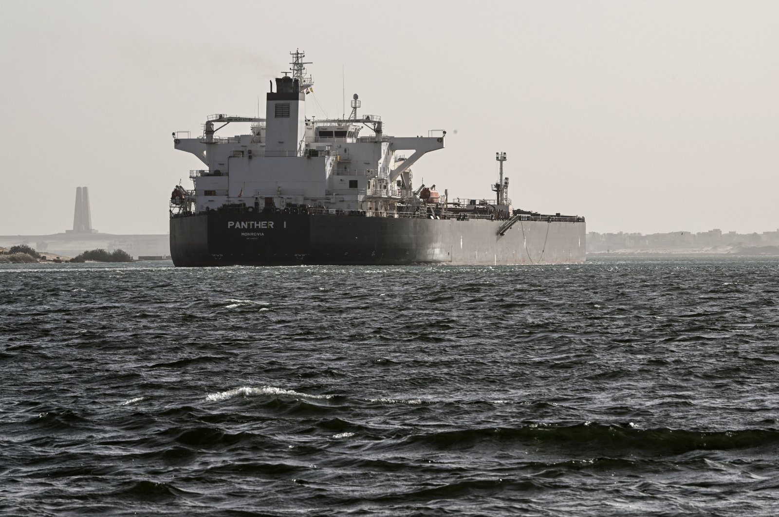 A ship crosses the Suez Canal toward the Red Sea in Ismailia, Egypt, Dec. 22, 2023. (EPA Photo)