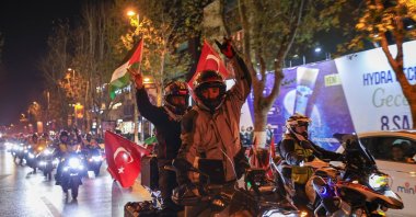A convoy of citizens waves Turkish and Palestinian flags as they protest Israeli attacks on Gaza, Istanbul, Türkiye, Dec. 28, 2023. (AA Photo)