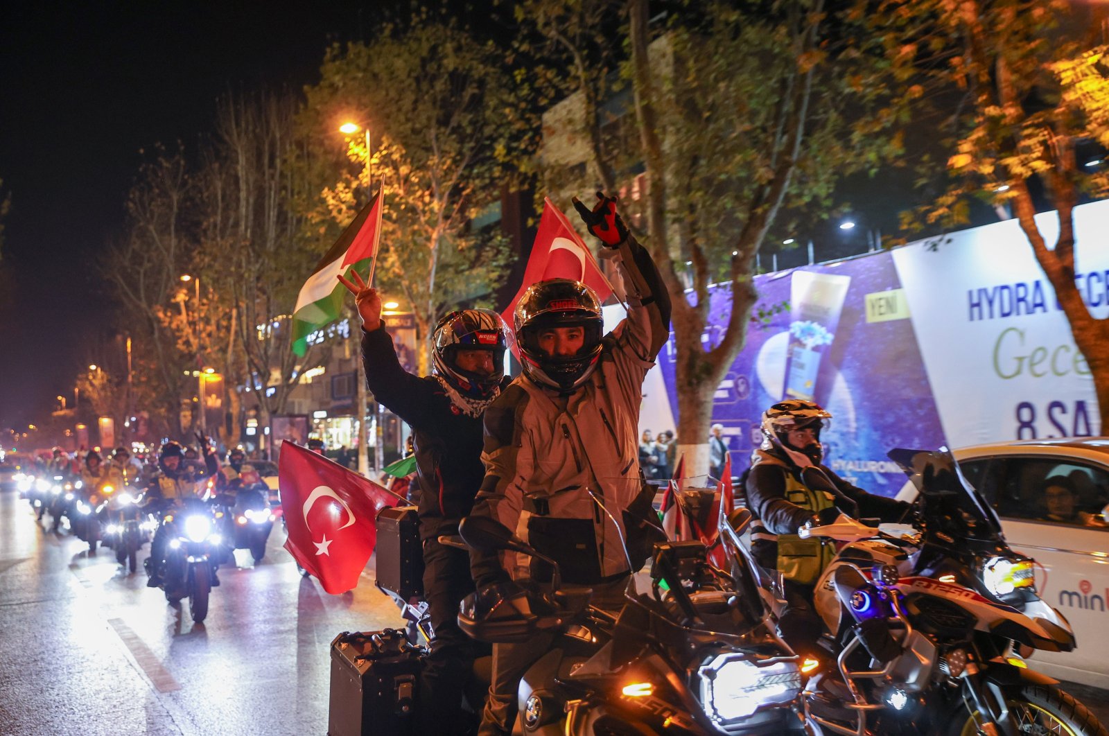 A convoy of citizens waves Turkish and Palestinian flags as they protest Israeli attacks on Gaza, Istanbul, Türkiye, Dec. 28, 2023. (AA Photo)