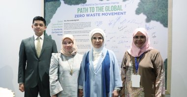 First lady Emine Erdoğan (C) and U.N.-Habitat Executive Director Maimunah Mohd Sharif (R) are photographed during a program with young climate ambassadors at the COP 28 summit, Expo City Dubai, United Arab Emirates (UAE), Dec. 1, 2023. (AA Photo)