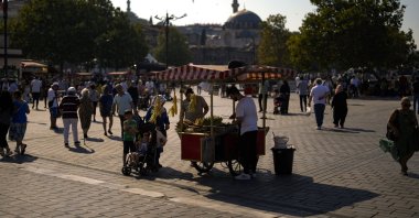 A street vendor sells ears of corn in Eminönü neighborhood in Istanbul, Türkiye, Aug. 23, 2023. (AP Photo)