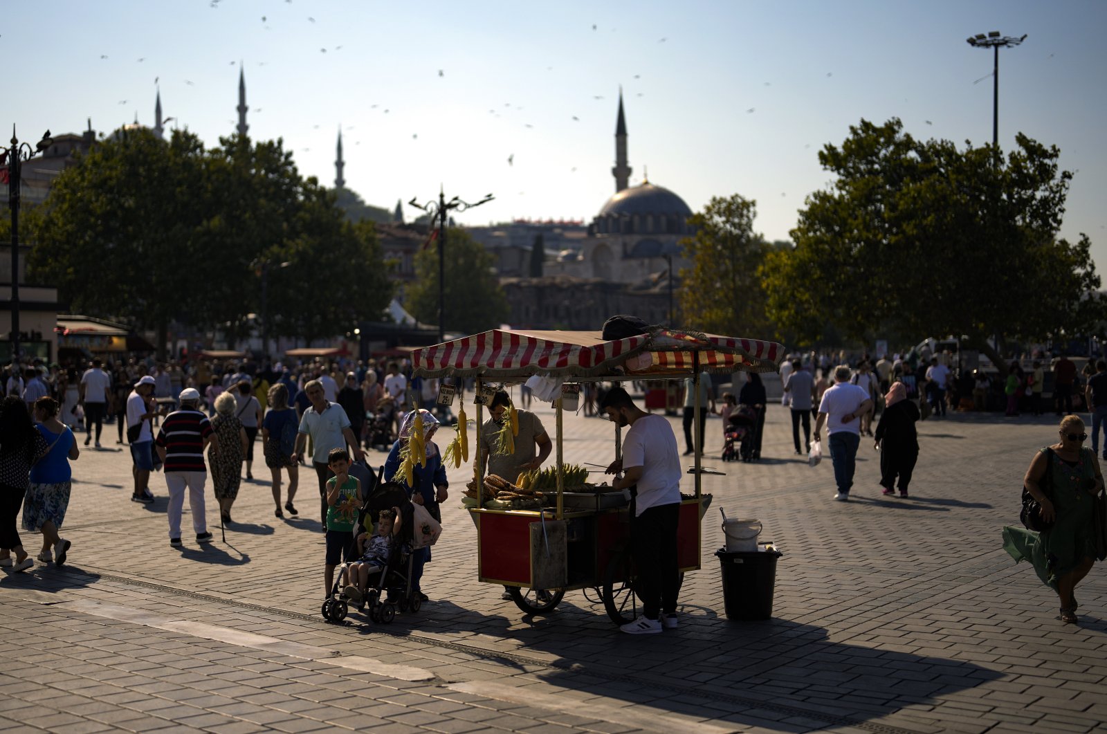A street vendor sells ears of corn in Eminönü neighborhood in Istanbul, Türkiye, Aug. 23, 2023. (AP Photo)