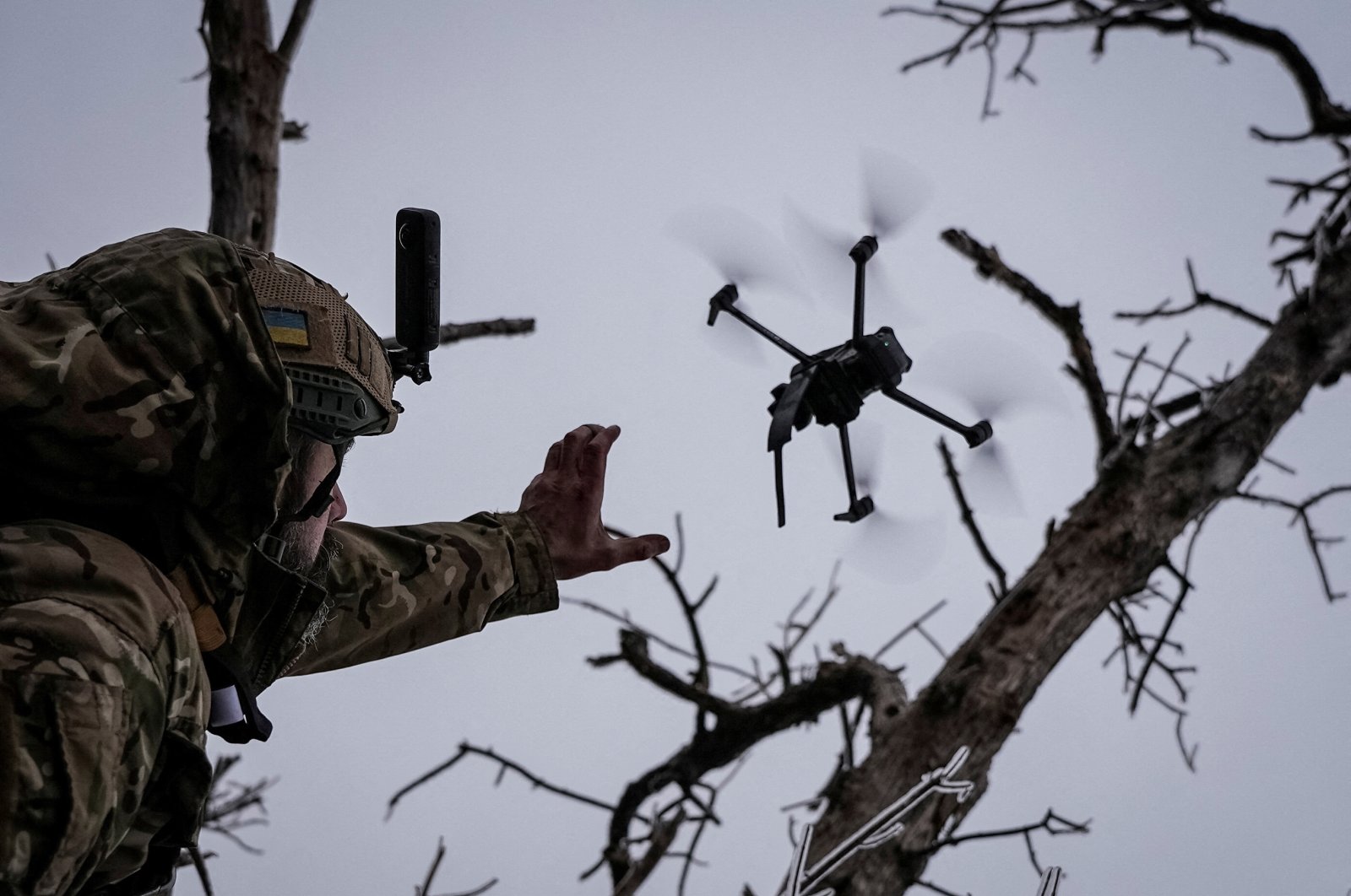 A Ukrainian serviceman launches a kamikaze FPV drone at a front line, amid Russia&#039;s attack on Ukraine, near the city of Bakhmut in Donetsk region, Ukraine, Dec.12, 2023. (Reuters File Photo)