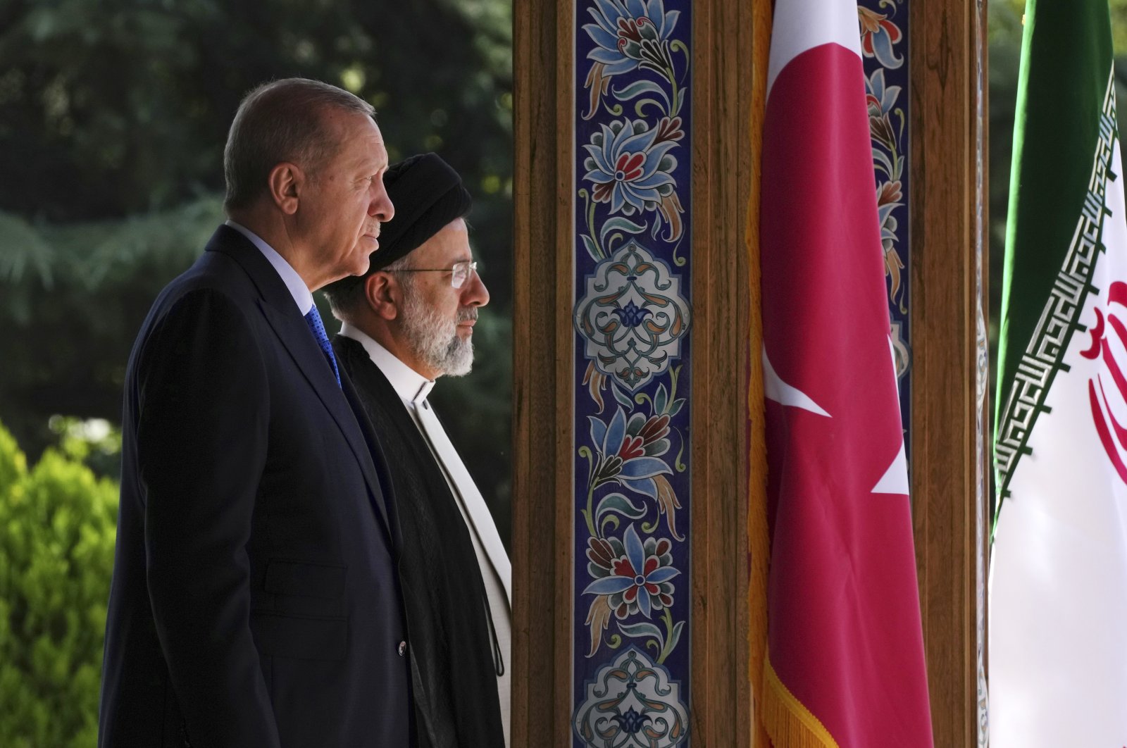 President Recep Tayyip Erdoğan (L) and his Iranian counterpart Ebrahim Raisi attend a welcoming ceremony in Tehran, Iran, July 19, 2022. (AP Photo)