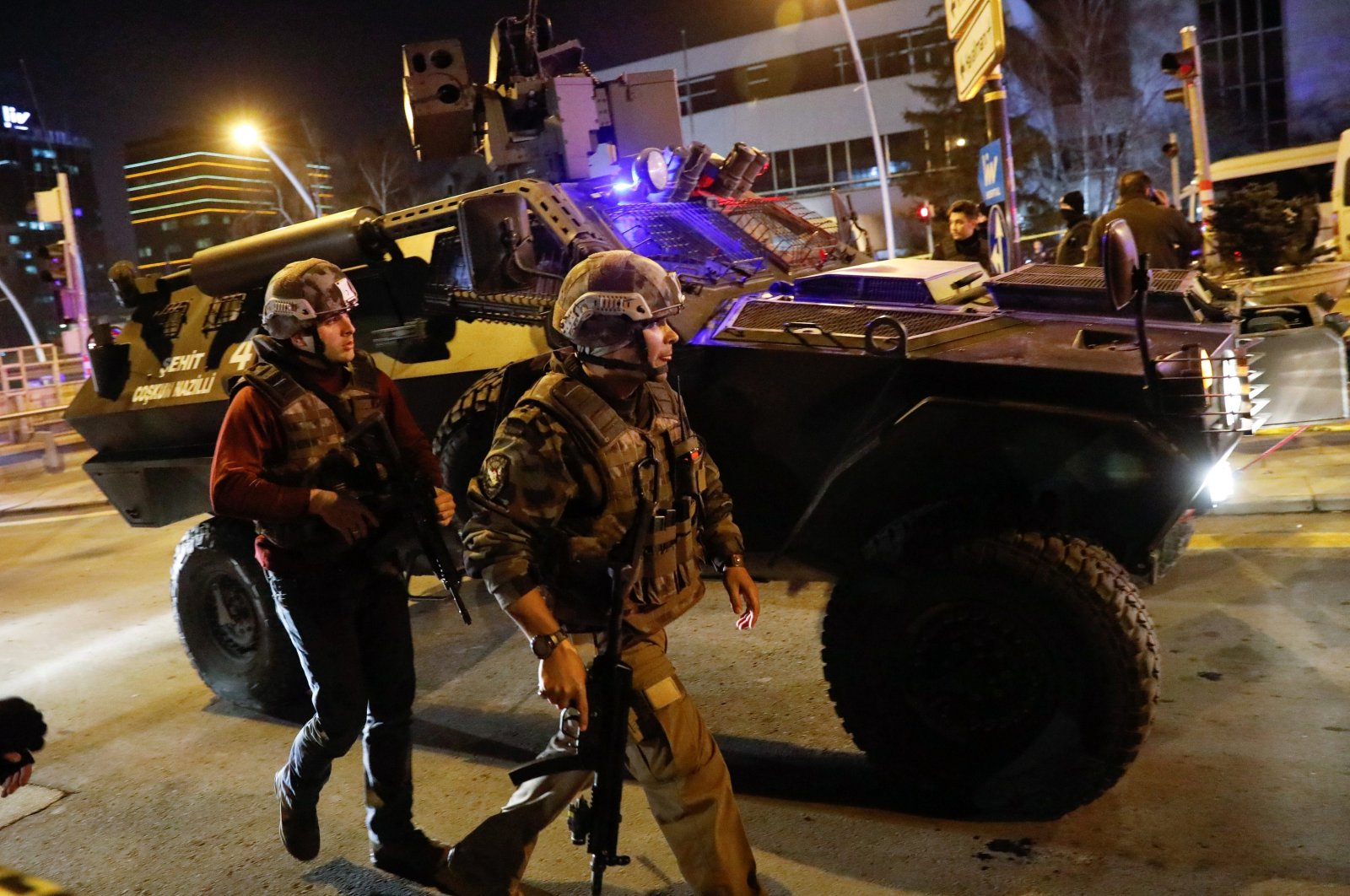 Turkish police secure the area near an art gallery in Ankara, Türkiye, Dec. 19, 2016. (Reuters File Photo)