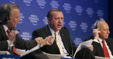 Moderator David Ignatius (L), then-Prime Minister Recep Tayyip Erdoğan (C) and Israel&#039;s former President Shimon Peres during a session at the World Economic Forum in Davos, Switzerland, Jan. 28, 2009. (AP Photo)