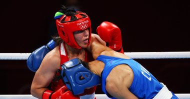 Türkiye's Busenaz Sürmeneli (L) and China's Hong Gu tangle during the Women's Welter (64-69 kg.) final bout at the Tokyo 2020 Olympic Games at Kokugikan Arena, Tokyo, Japan, Aug. 7, 2021. (Getty Images Photo)