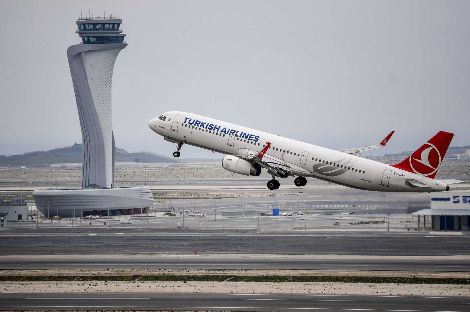 A Turkish Airlines Airbus A321 plane takes off in front of the control tower at Istanbul Airport, Istanbul, Türkiye, April 6, 2019. (AFP Photo)