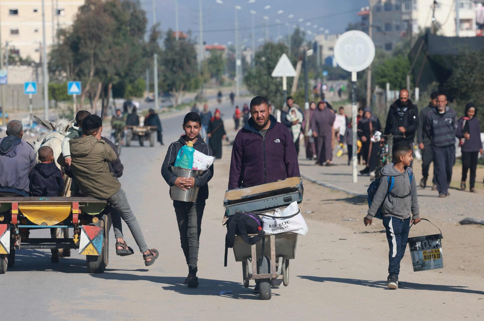 People carrying some of their belongings arrive in Rafah, after fleeing from Khan Younis amid continuing battles between Israel and the Palestinian resistance group Hamas, in the southern Gaza Strip, Jan. 4, 2024. (AFP Photo)