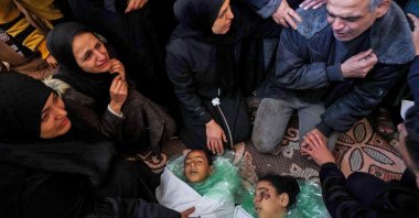 Graphic content / People mourn over the shrouded bodies of children killed during Israeli bombardment as they lie at al-Najjar hospital in Rafah in the southern Gaza Strip on Jan. 5, 2024. (AFP Photo)