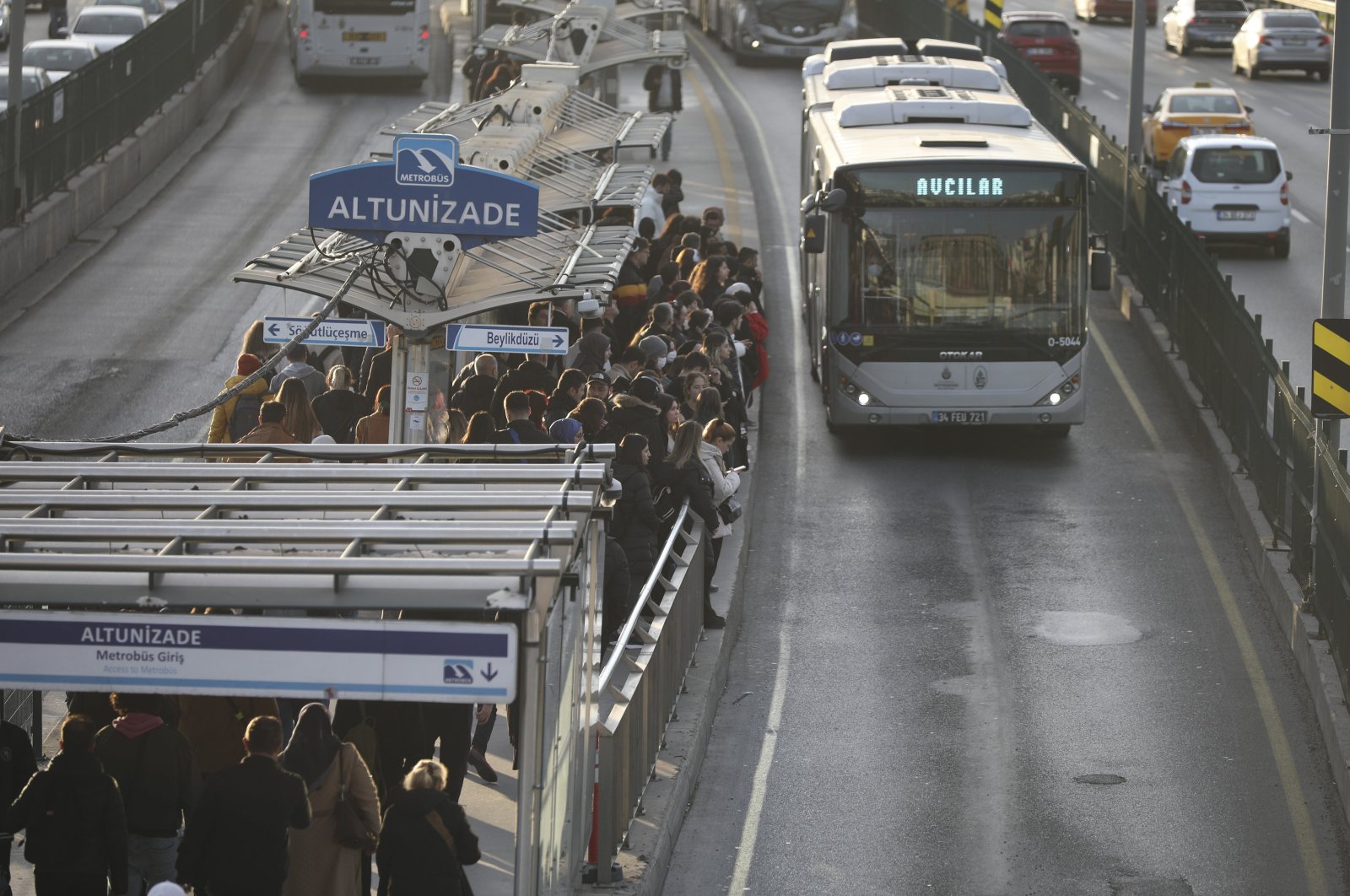 People wait for a &quot;metrobus&quot; in a congested stop, in Istanbul, Türkiye, Dec. 14, 2023. (AA Photo)