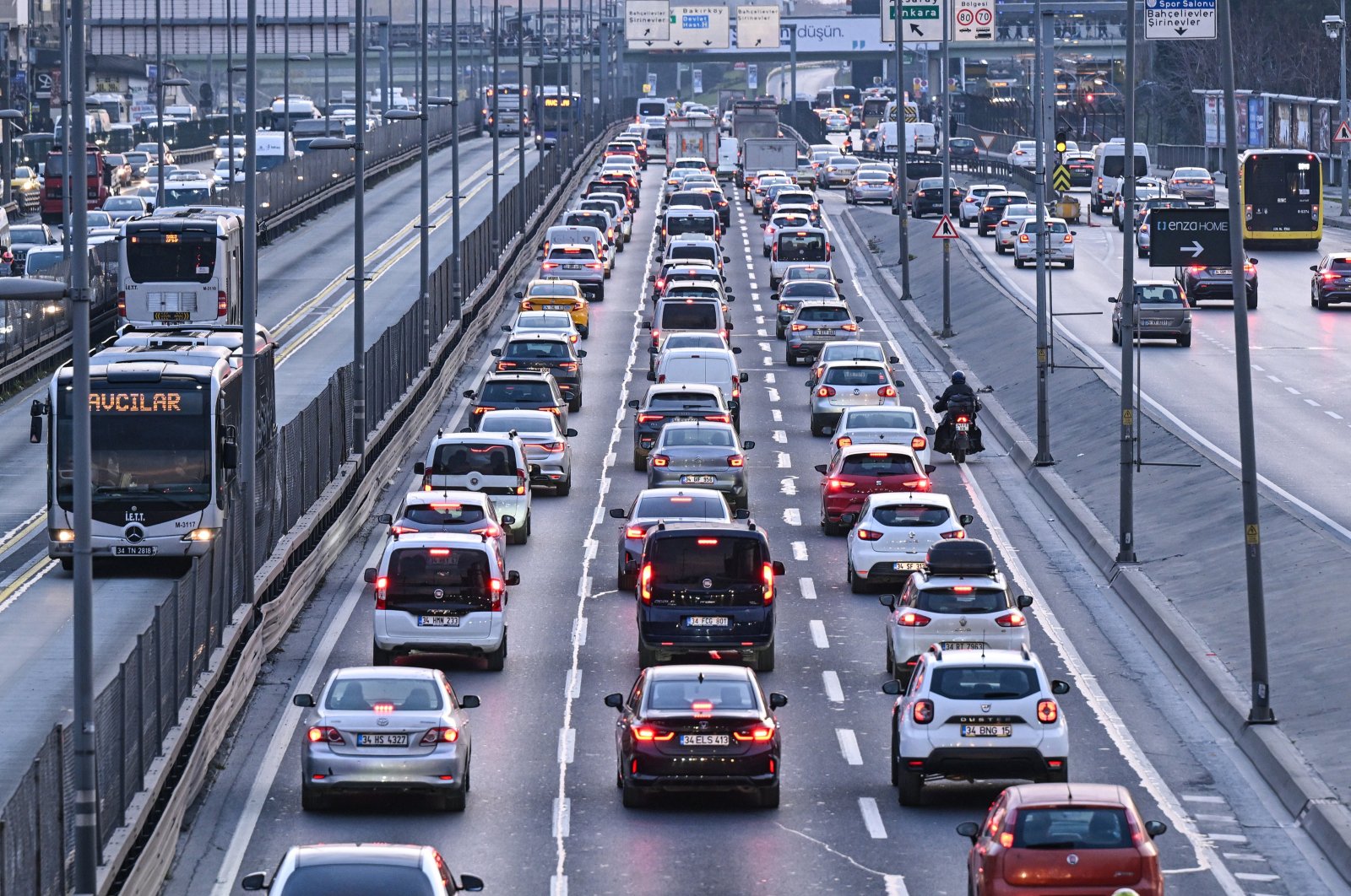 Vehicles are seen on a highway in Istanbul, Türkiye, Jan. 2, 2024. (AA Photo)