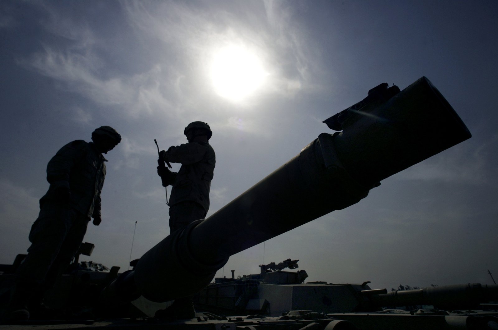 U.S. Army Second Battalion 34th Armor Regiment specialists David Randolph (R) and Martin Trump prepare their M1-A1 tank at a base Gabe in Baquba, Iraq Oct. 11, 2005. (Reuters File Photo)
