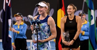 Elena Rybakina of Kazakhstan (L) holds the winner's trophy after the women's singles final against Aryna Sabalenka of Belarus (R) at the Brisbane International, Brisbane, Australia, Jan. 7, 2024. (AFP Photo)