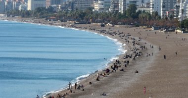 Locals and foreign visitors enjoy nice weather at a beach in Antalya, southern Türkiye, Dec. 17, 2023. (DHA Photo)