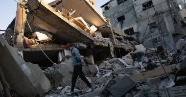 Palestinians search for missing people under the rubble following an Israeli airstrike in Khan Younis, Gaza Strip, Palestine, Jan. 7, 2024. (EPA Photo)