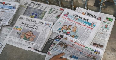 A vendor arranges newspapers with news of an election victory for the Awami League led by Prime Minister Sheikh Hasina, Dhaka, Bangladesh, Jan. 8, 2024. (AFP Photo)